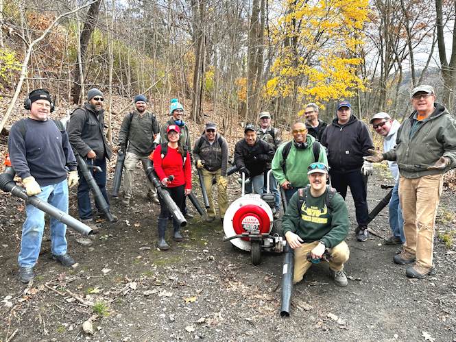 volunteer-leaf-blowers